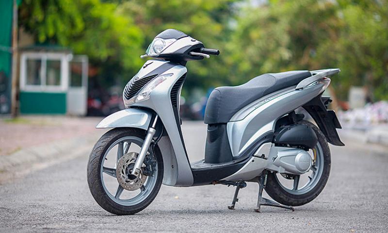 Hình ảnh so sánh trực quan mức giá của xe SH 160i với một vài mẫu xe tay ga cao cấp khác trên thị trường Việt Nam như Vespa, PCX (hoặc XMAX, Forza nếu phù hợp hơn)